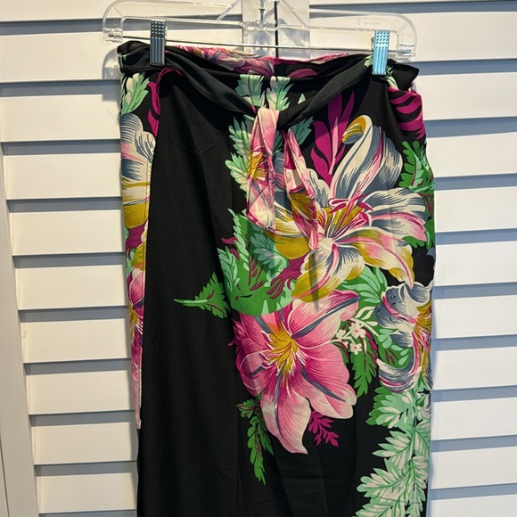 Walter Baker NWT Paradise Sarong in Grand Magnolia color, 100% Polyester. - Picture 6 of 9